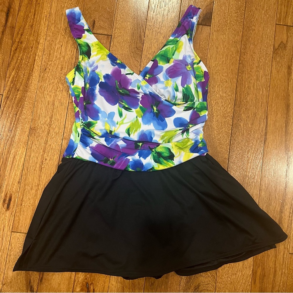 Suddenly Slim By Catalina
One Piece Tropical Floral
Skirted Swimsuit Size M